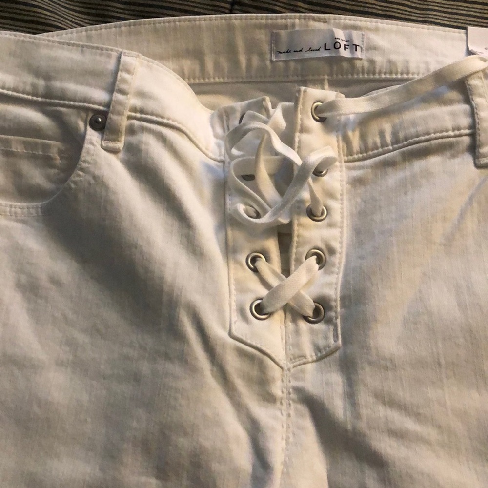 Really cute white crop jeans!!